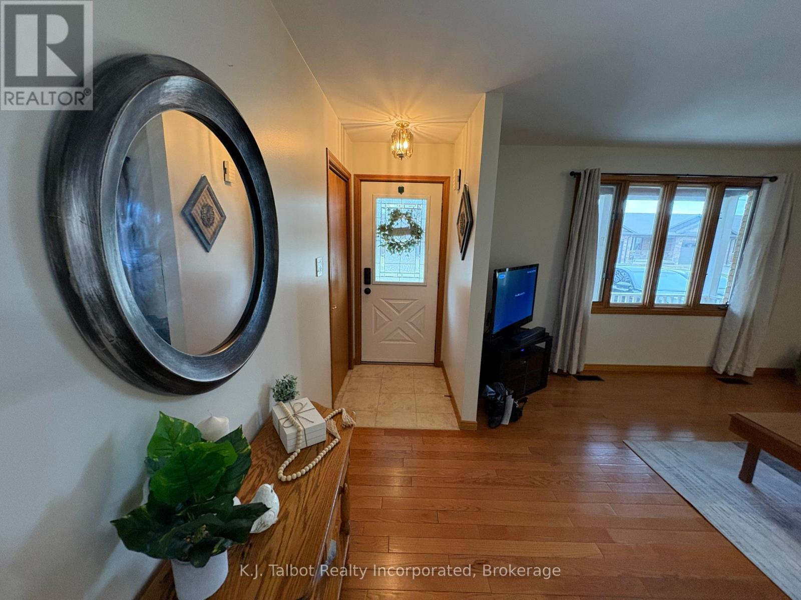 215 Bennett Street E, Goderich, Ontario  N7A 1A8 - Photo 4 - X12053733