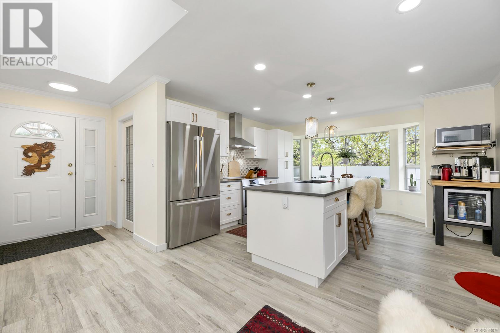 Property at 3601 Arbutus Dr N image 5