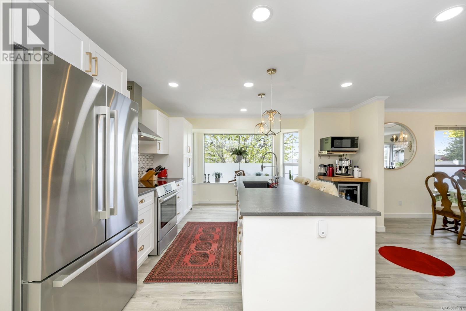 Property at 3601 Arbutus Dr N image 3