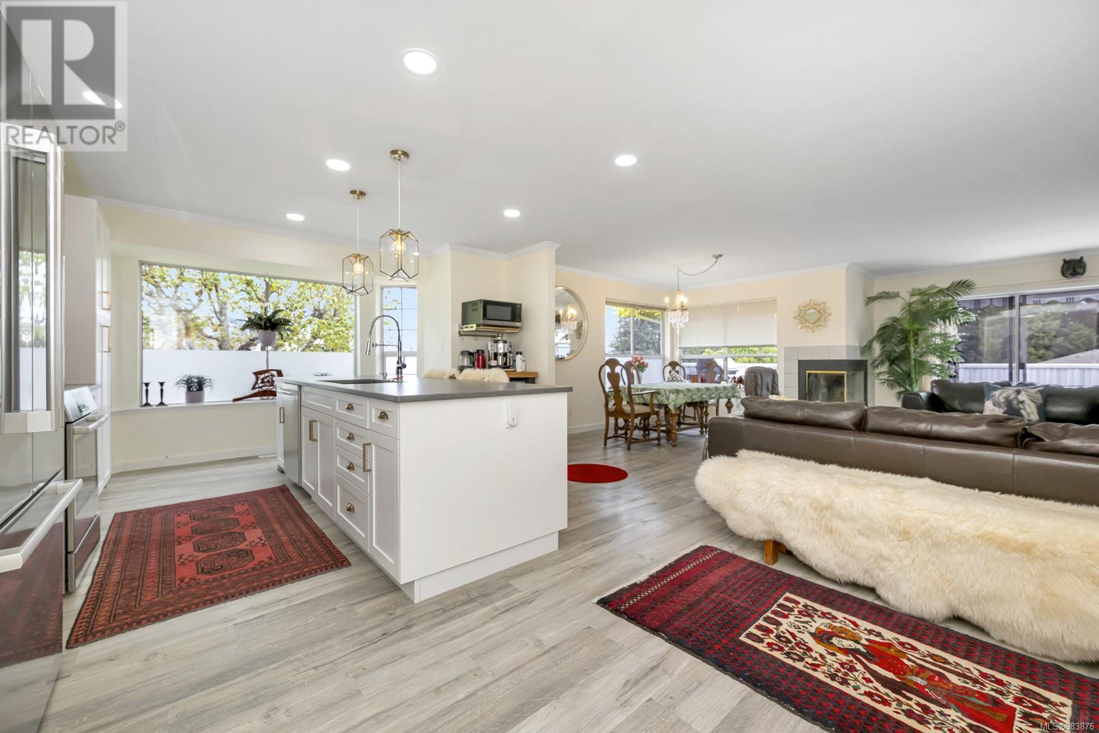 Property at 3601 Arbutus Dr N image 1