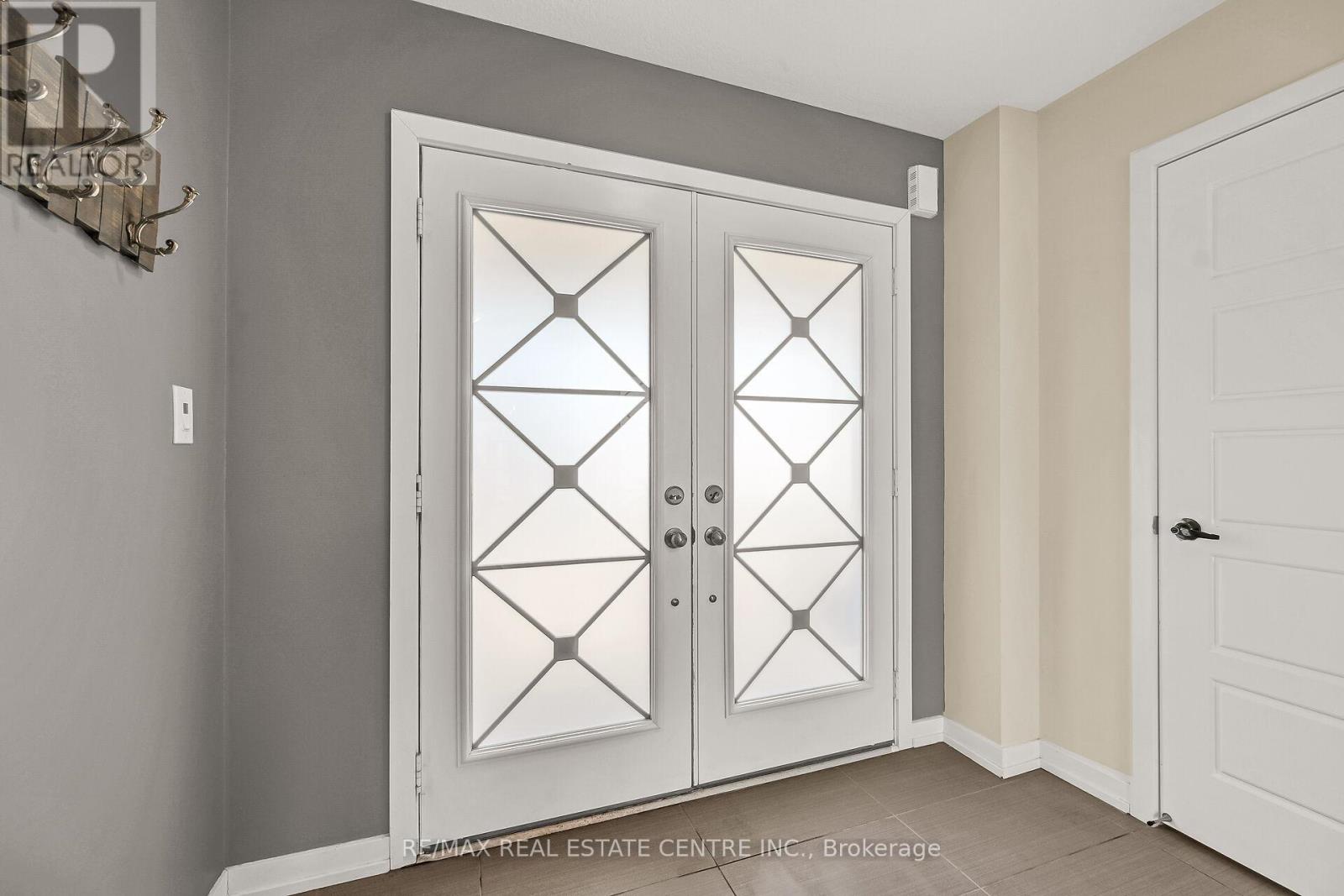 Property at 18 SCARLETWOOD STREET image 4