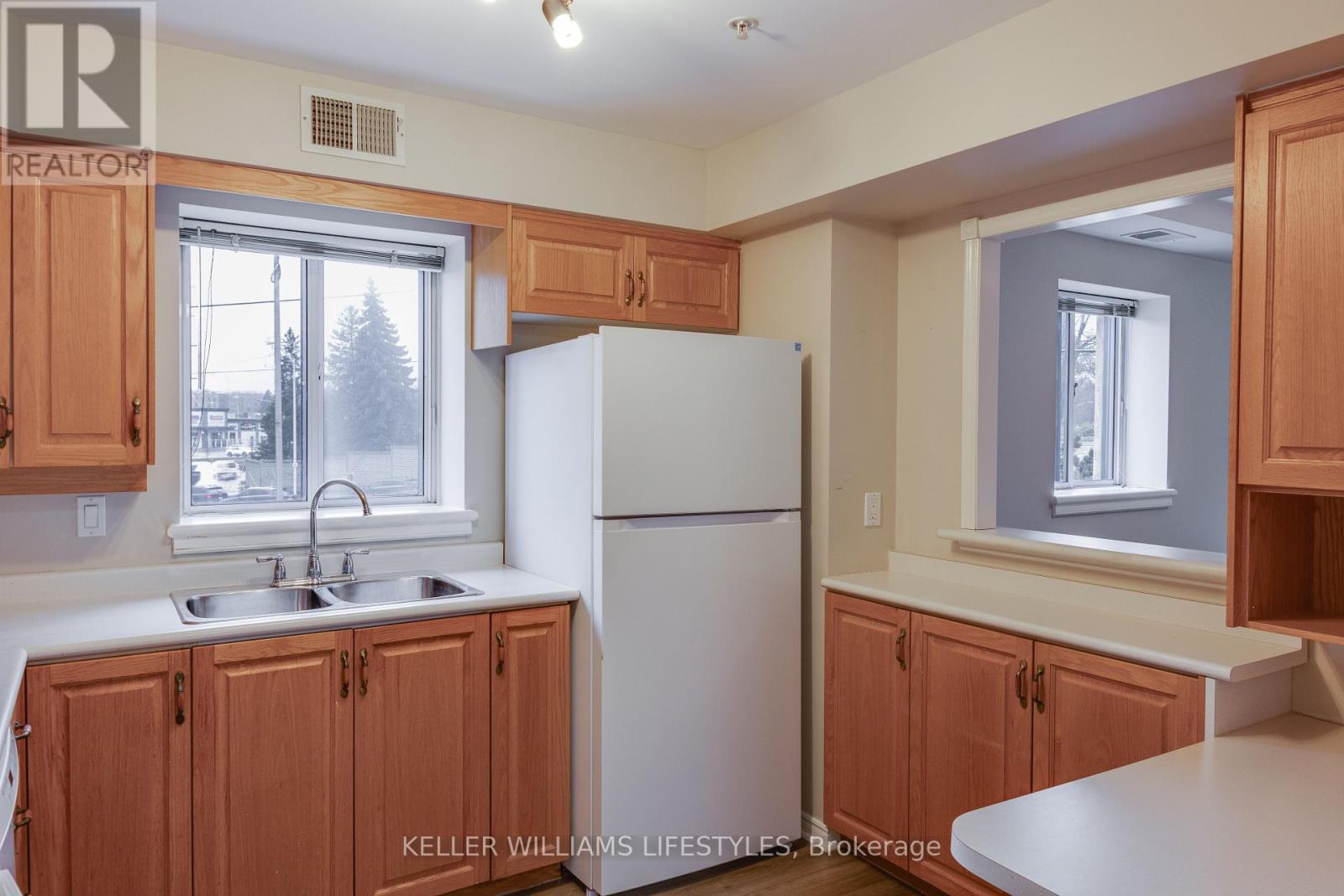 Photo 3 of 41 for 234 - 511 Gainsborough Road