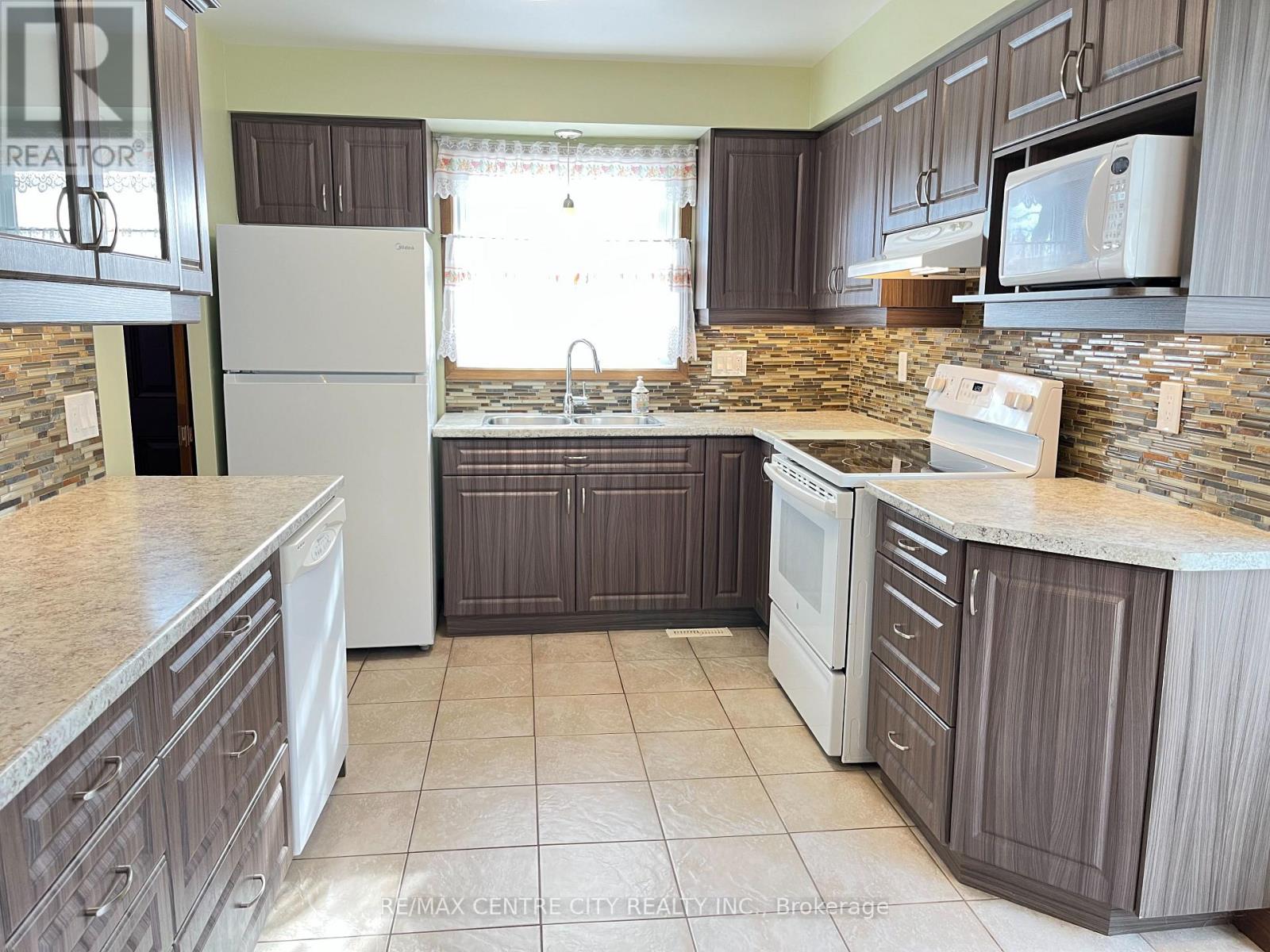 Photo 4 of 17 for 71 Speight Crescent