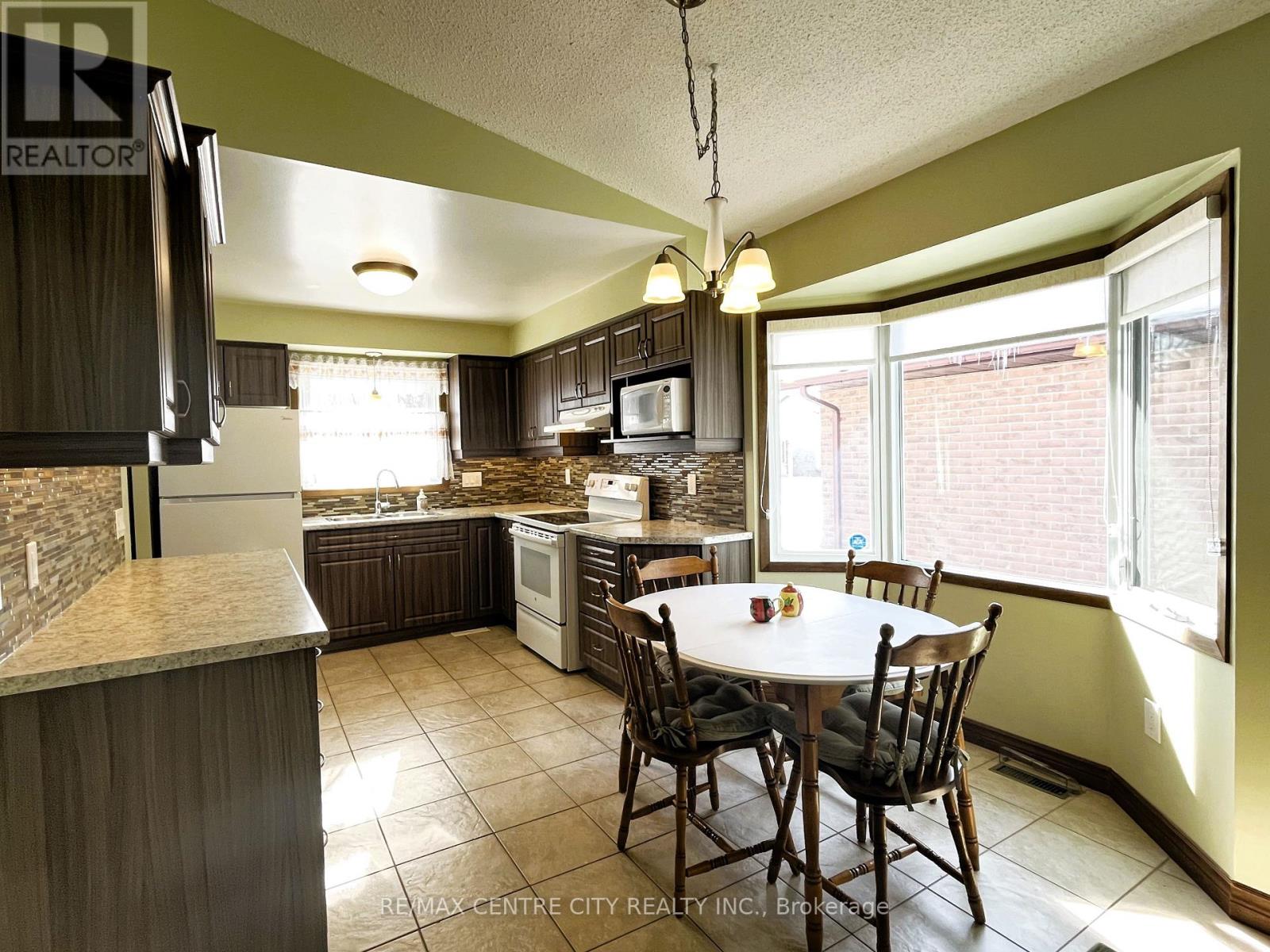 Photo 5 of 17 for 71 Speight Crescent