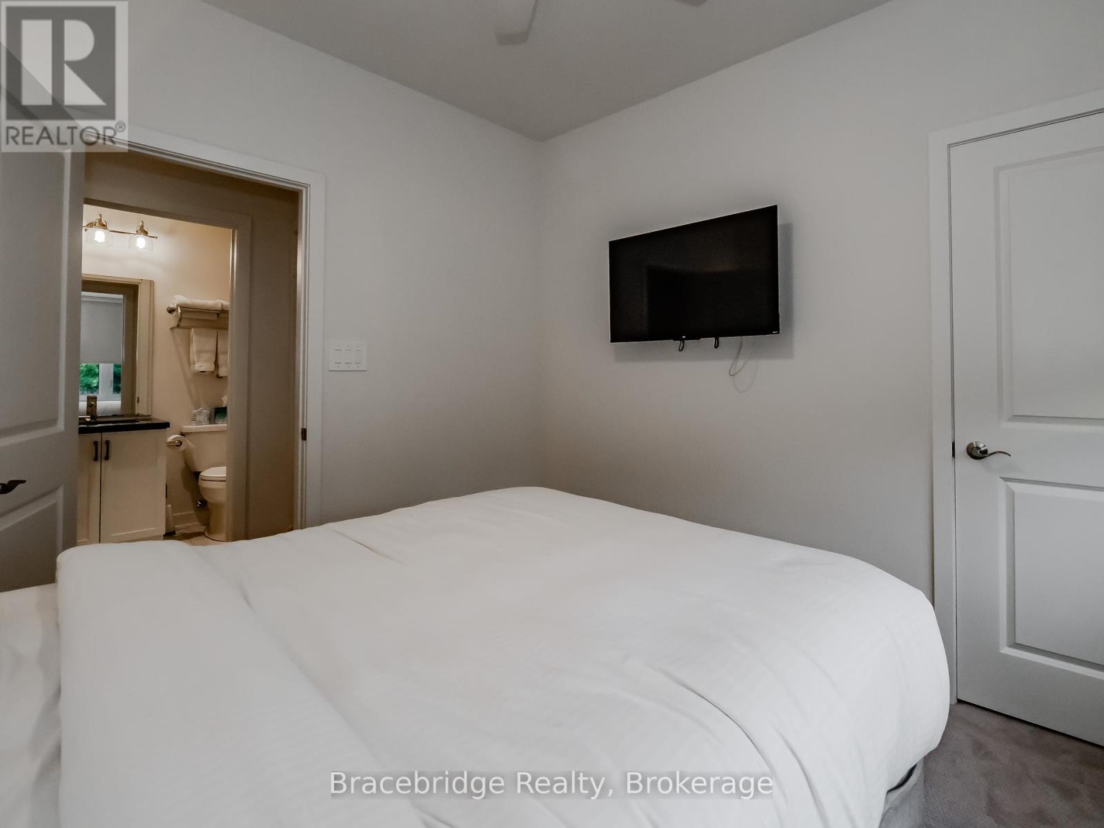 Bhv-B203 - 1869 Muskoka Rd 118 Highway W, Muskoka Lakes, Ontario  P1L 1W8 - Photo 13 - X12053904