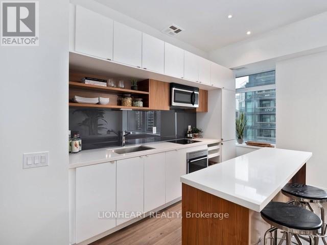 605 - 111 St Clair Avenue W, Toronto, Ontario  M4V 1N5 - Photo 8 - C12053926