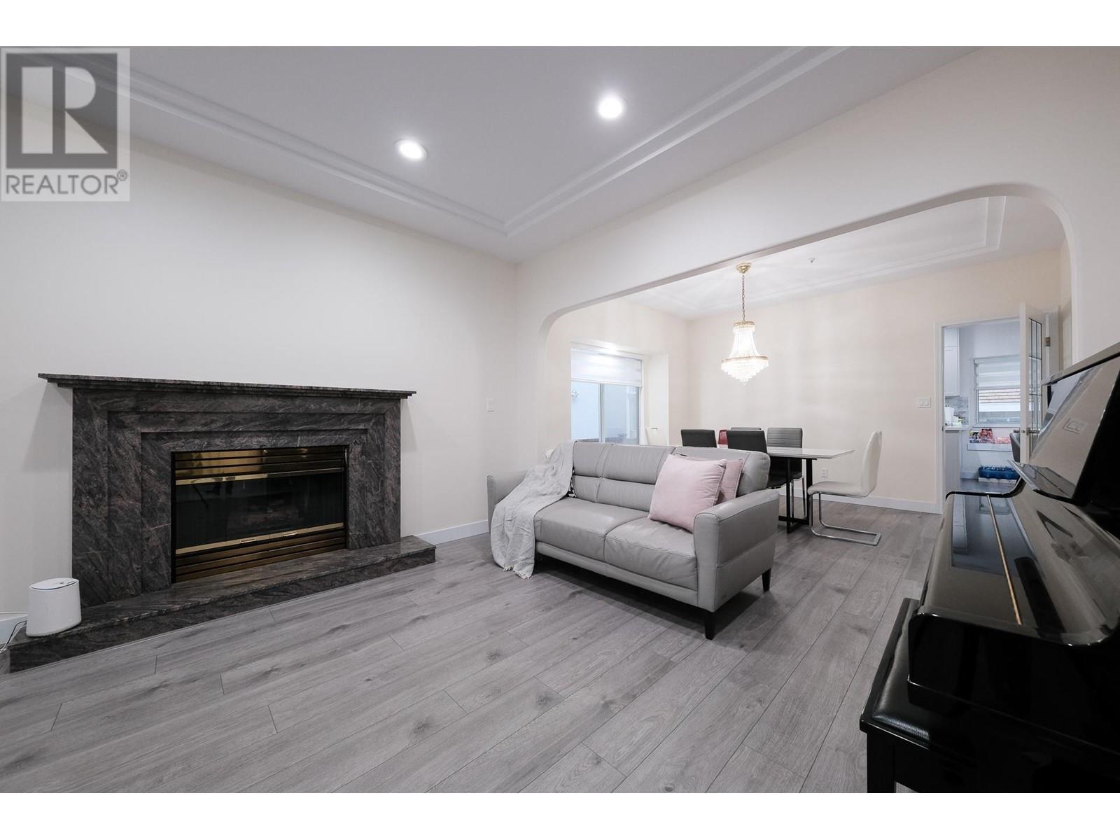 Property at 6488 DUMFRIES STREET image 5