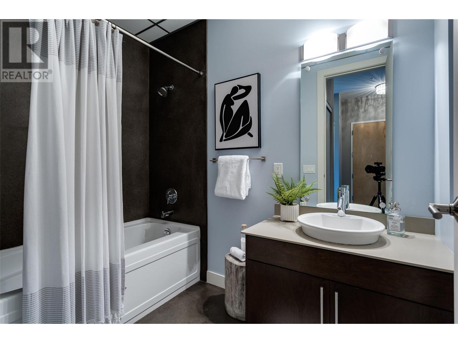 Property at 1495 Graham Street Unit# 401 image 3