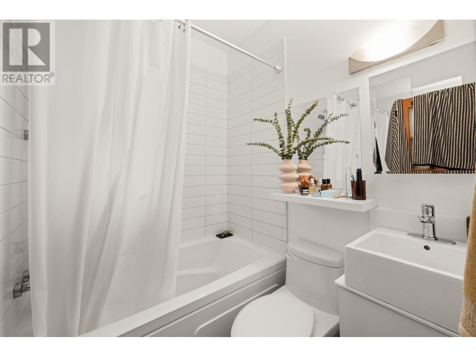 2128 E Pender Street, Vancouver, British Columbia  V5L 1X2 - Photo 10 - C8066965
