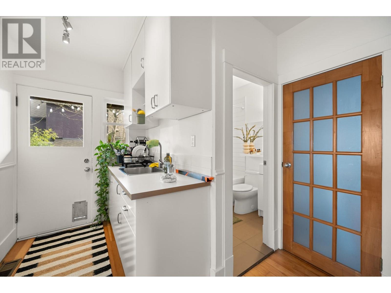 2128 E Pender Street, Vancouver, British Columbia  V5L 1X2 - Photo 6 - C8066965