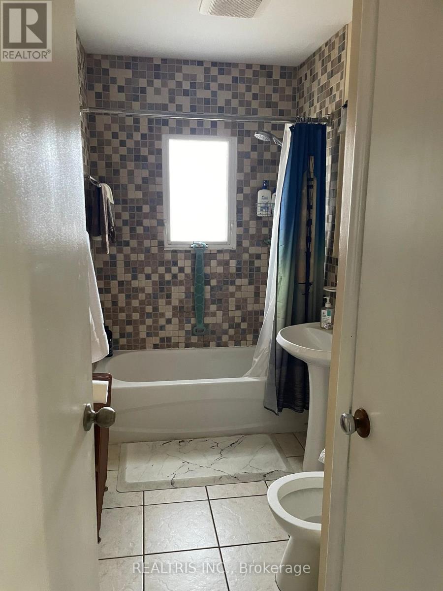 18 Muskoka Avenue, Toronto, Ontario  M8W 1H3 - Photo 13 - W12054131