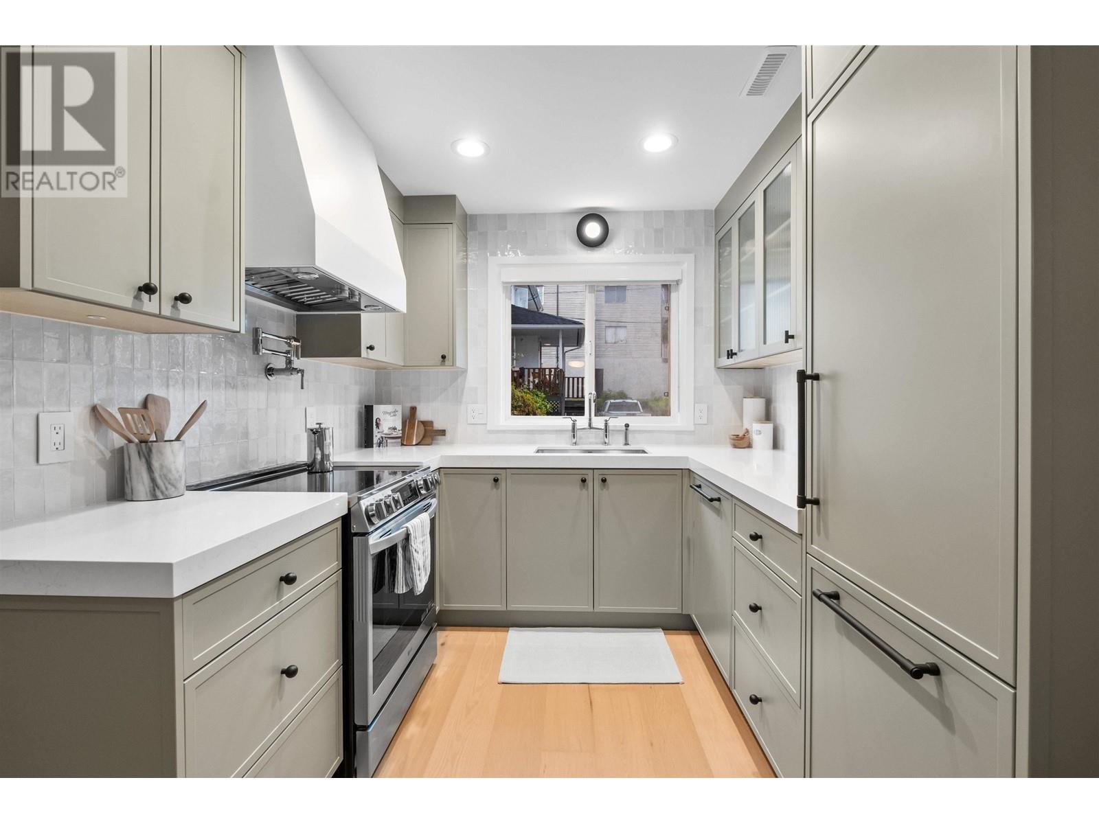 106 E 26th Street, North Vancouver, British Columbia  V7N 1A5 - Photo 2 - R2984280