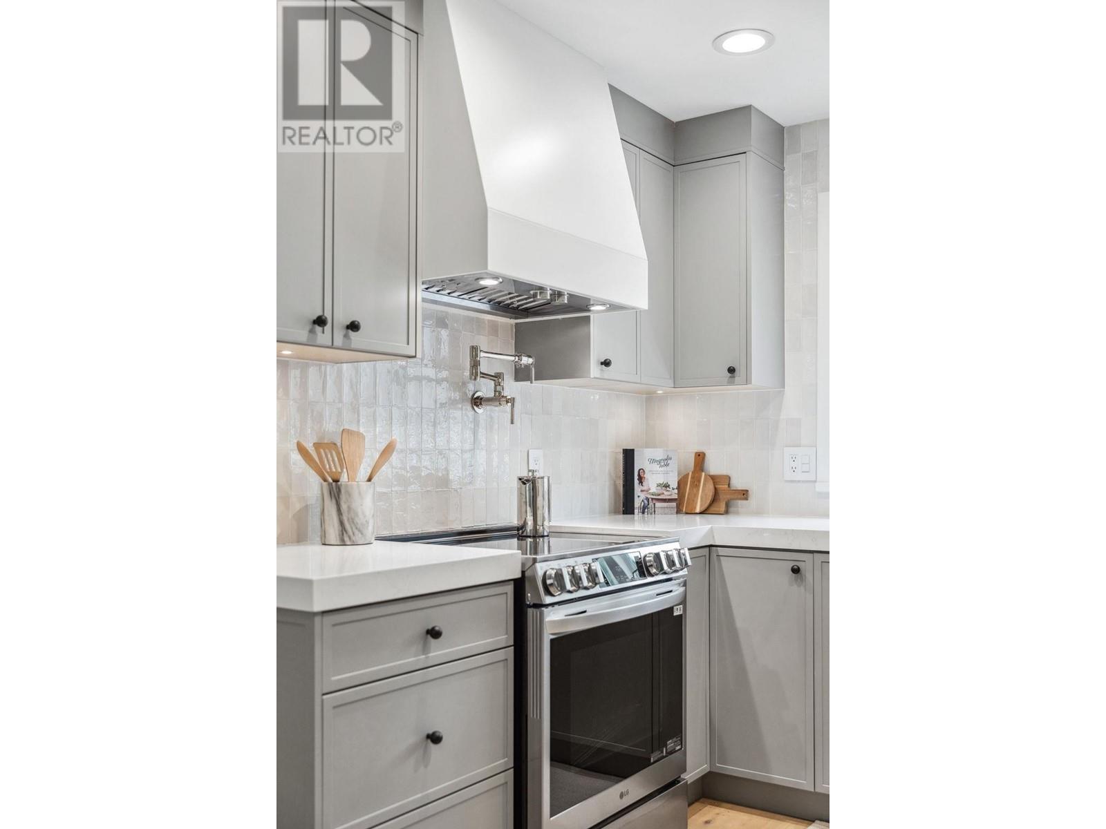 106 E 26th Street, North Vancouver, British Columbia  V7N 1A5 - Photo 4 - R2984280