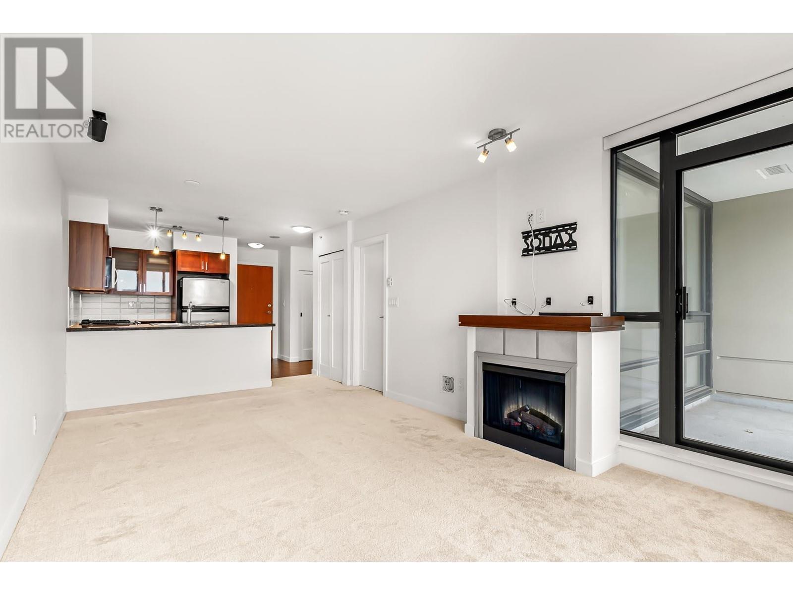 1806 1 Renaissance Square, New Westminster, British Columbia  V3M 0B6 - Photo 2 - R2984310