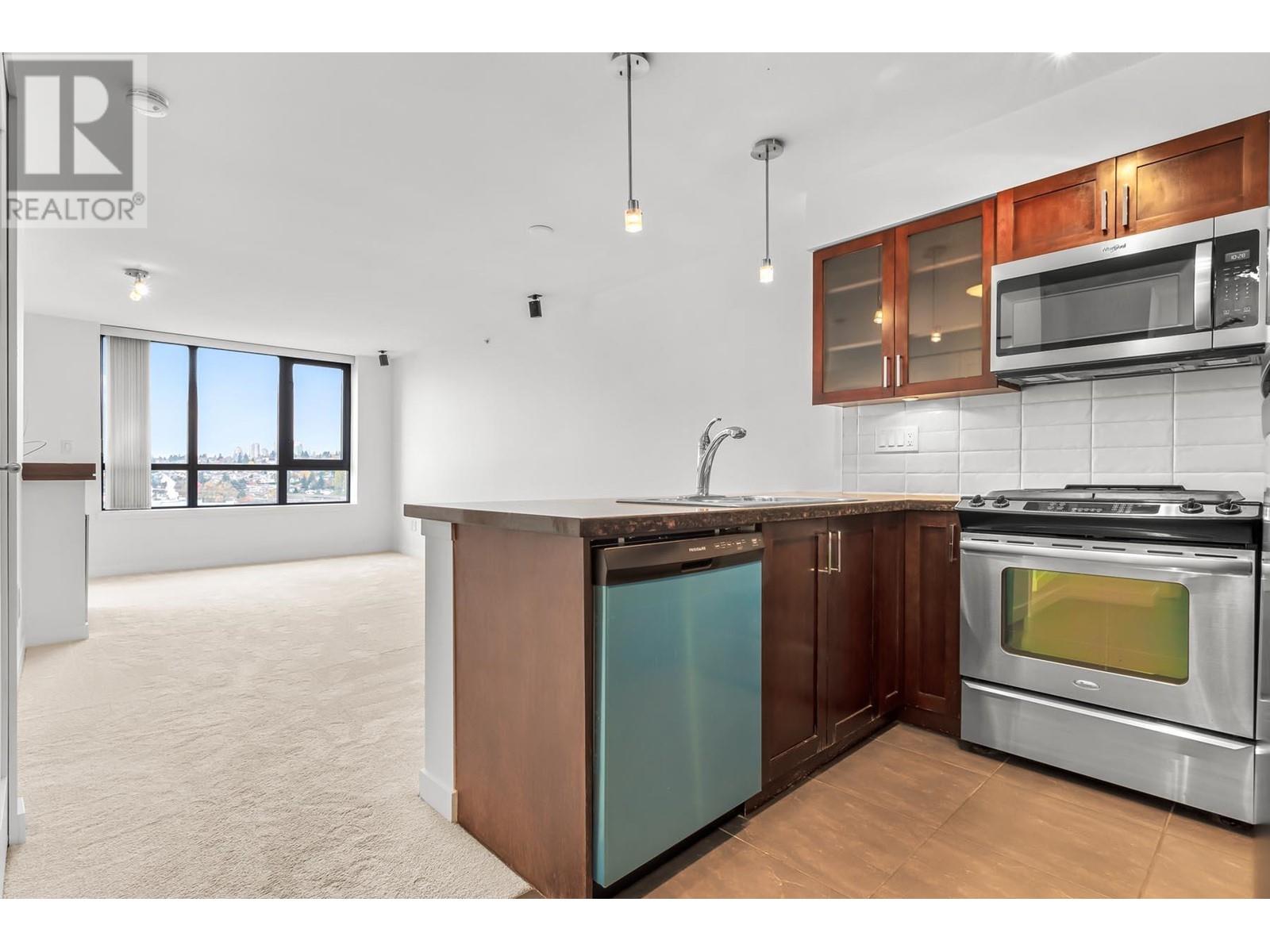 1806 1 Renaissance Square, New Westminster, British Columbia  V3M 0B6 - Photo 3 - R2984310