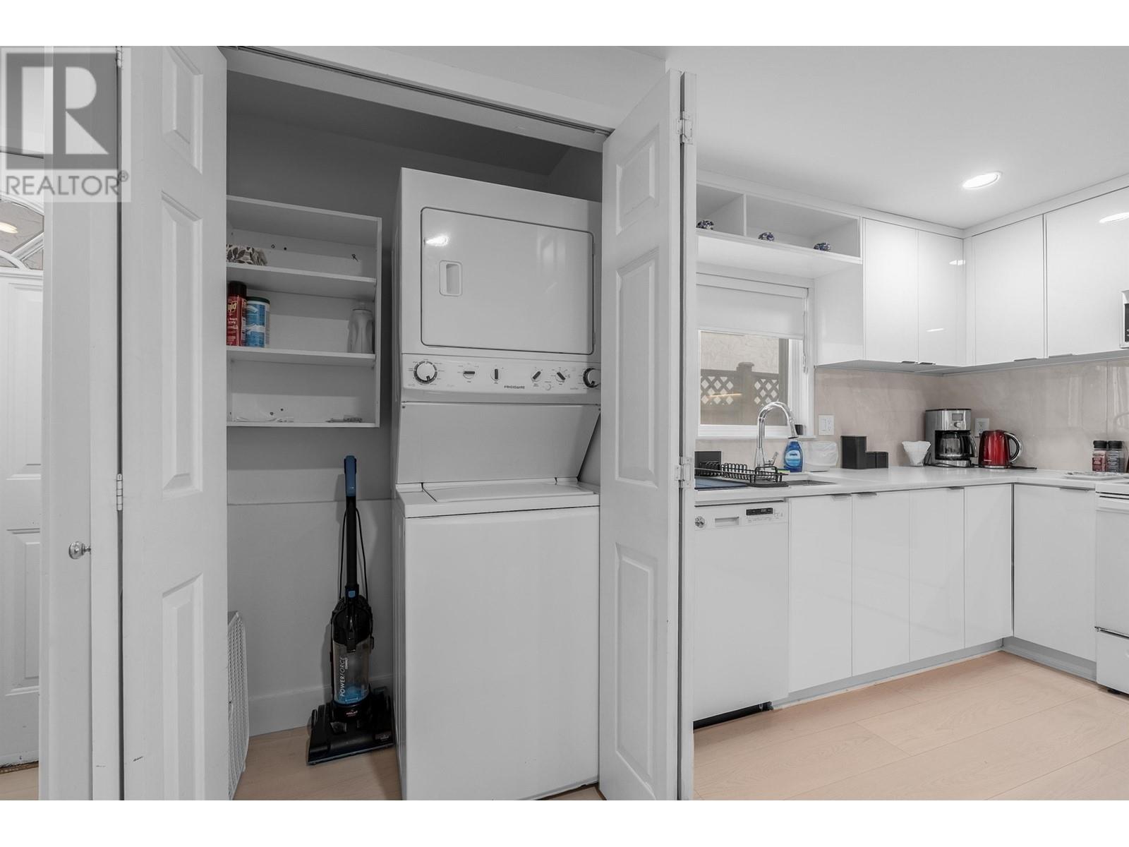 552 W 25th Street, North Vancouver, British Columbia  V7N 2G3 - Photo 37 - R2983450