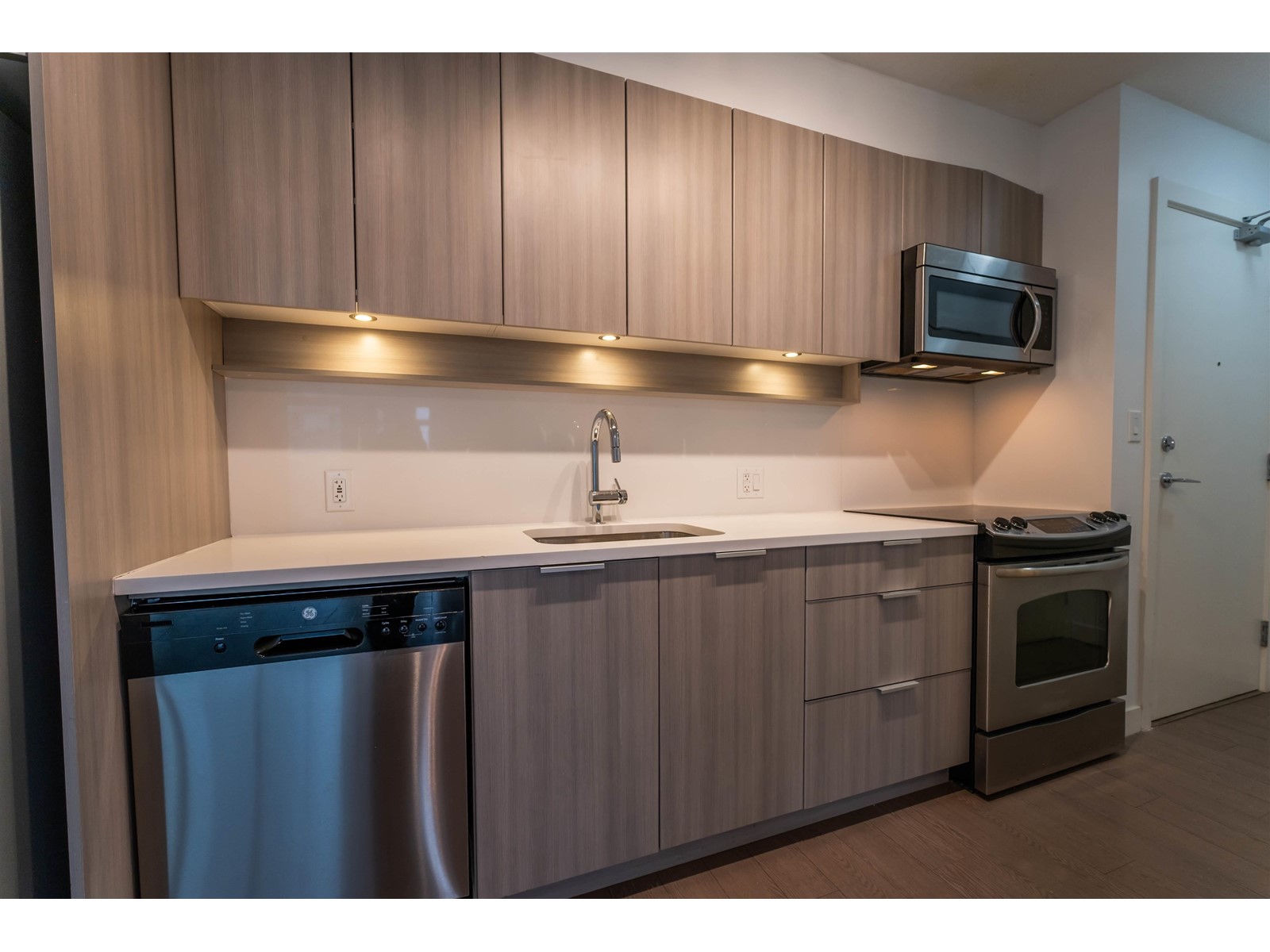 909 13308 Central Avenue, Surrey, British Columbia  V3T 0M4 - Photo 9 - R2981425