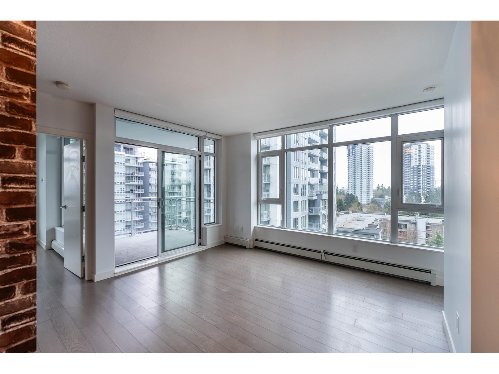 909 13308 Central Avenue, Surrey, British Columbia  V3T 0M4 - Photo 2 - R2981425