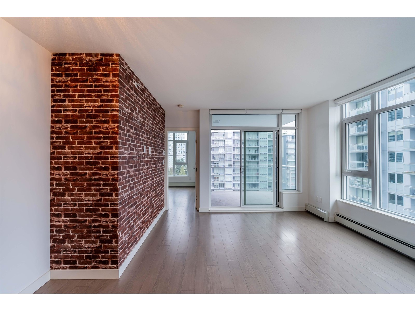 909 13308 Central Avenue, Surrey, British Columbia  V3T 0M4 - Photo 3 - R2981425