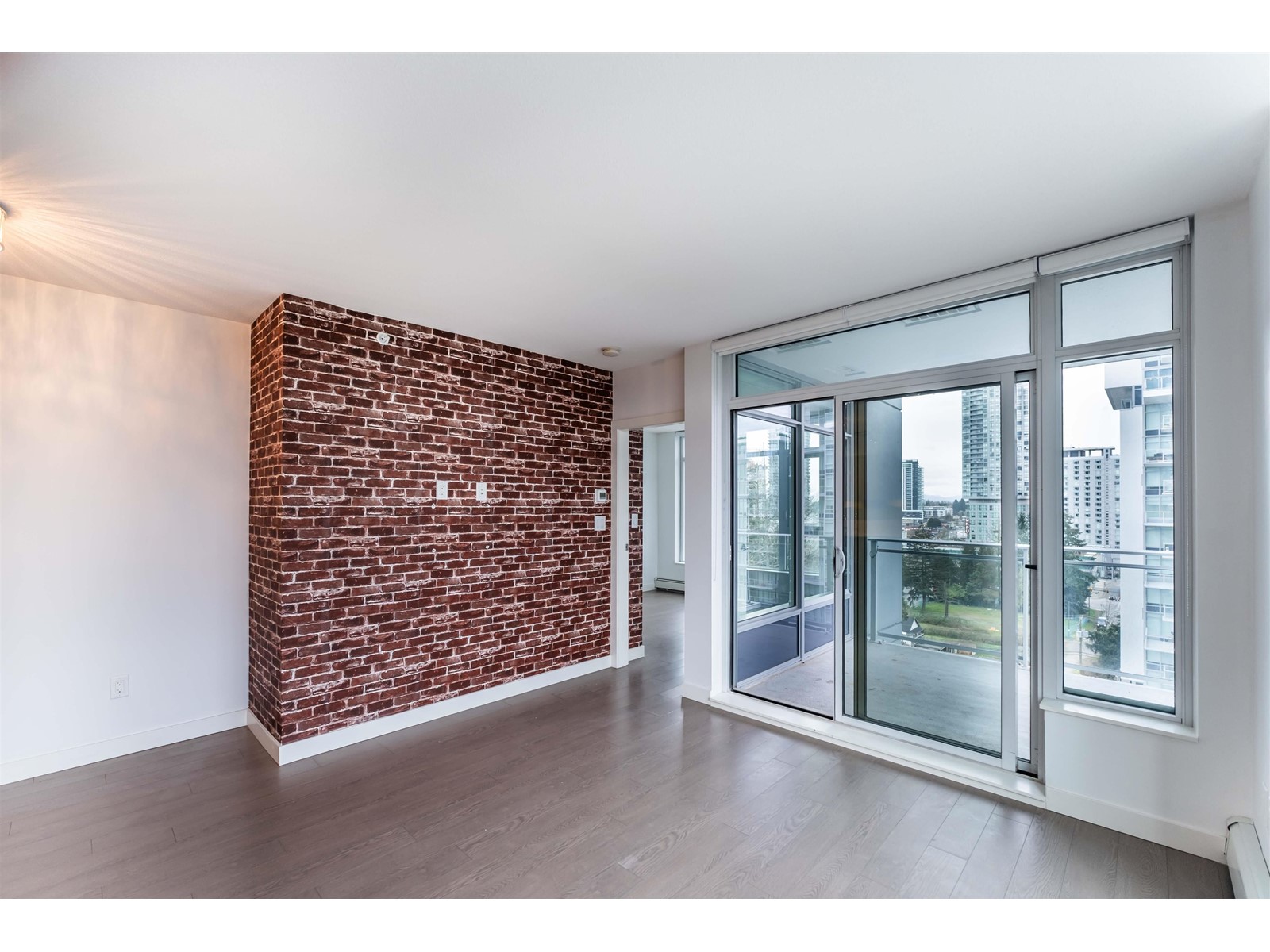 909 13308 Central Avenue, Surrey, British Columbia  V3T 0M4 - Photo 4 - R2981425