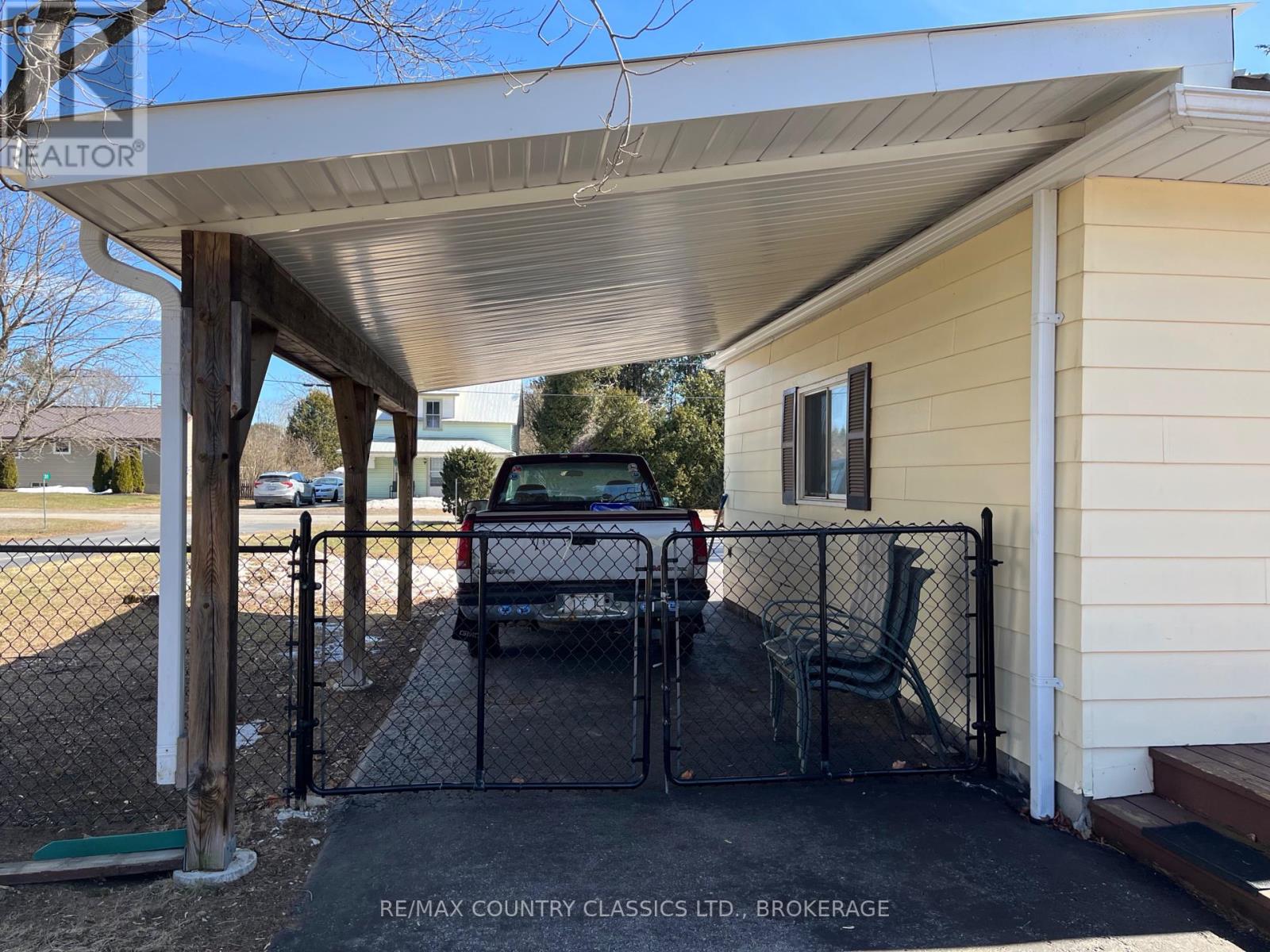 35 Clement Street, Addington Highlands, Ontario  K0H 1P0 - Photo 46 - X12052764