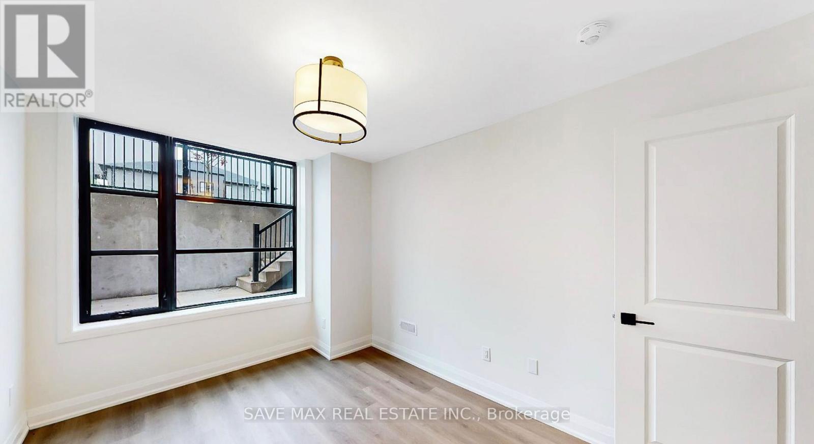 Photo 8 of 11 for 207 - 3900 Savoy Street