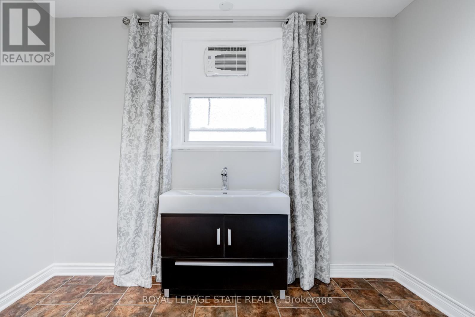 15 Empress Avenue, Hamilton, Ontario  L9A 1M1 - Photo 11 - X12054369