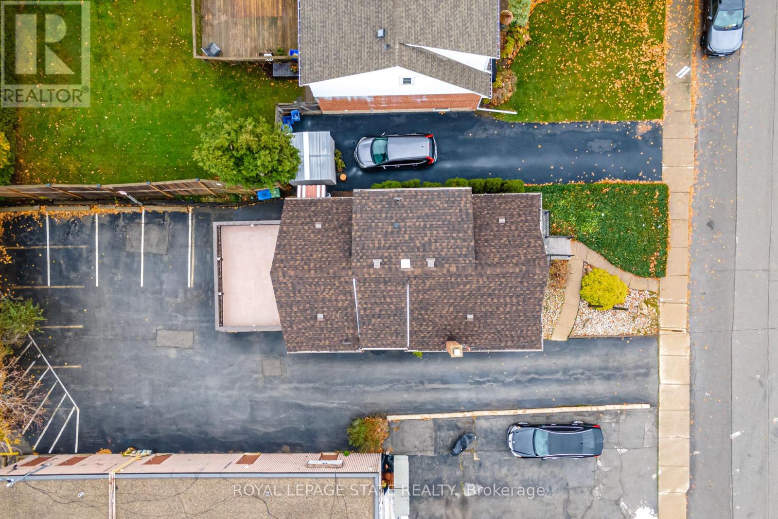 15 Empress Avenue, Hamilton, Ontario  L9A 1M1 - Photo 2 - X12054369