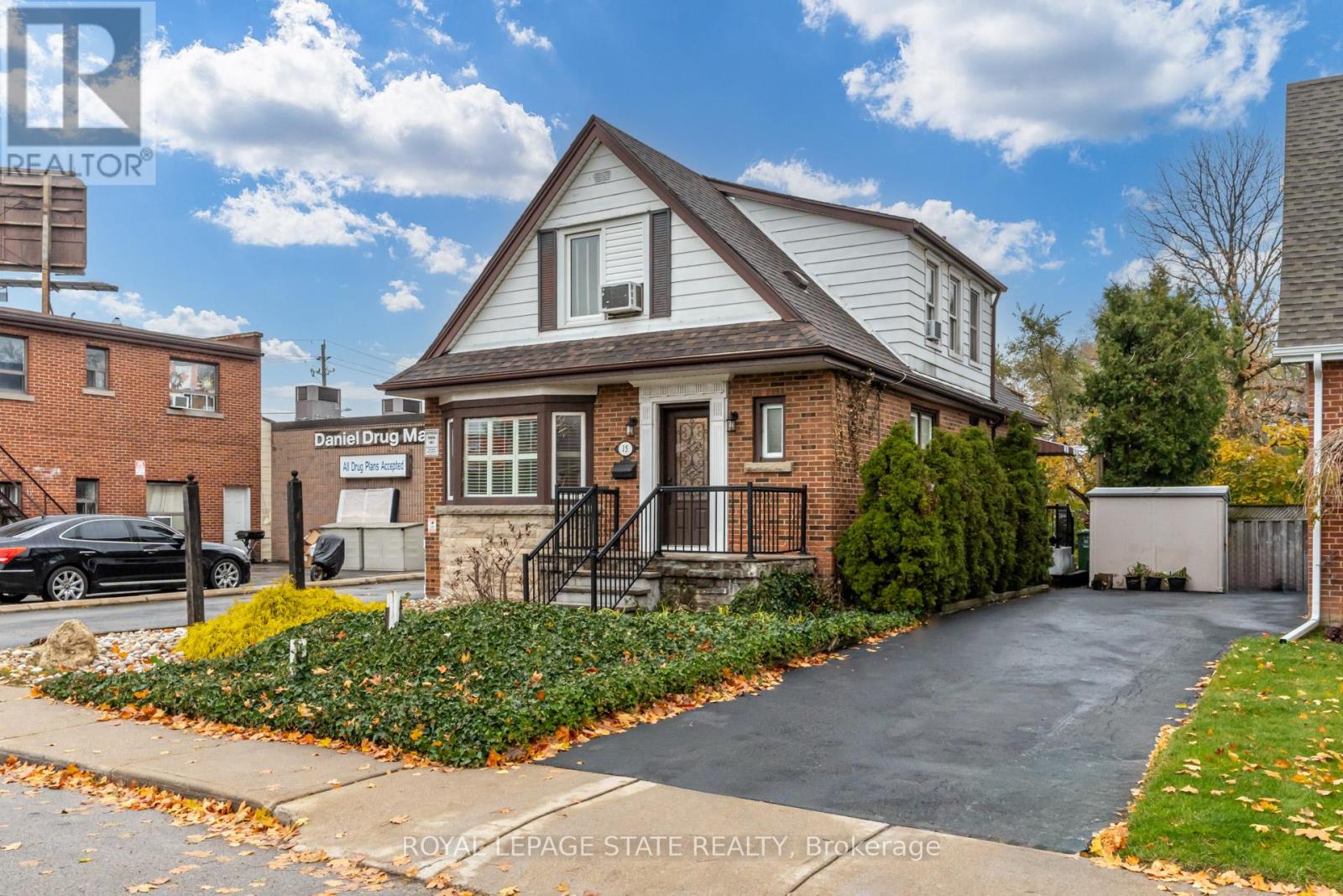 15 Empress Avenue, Hamilton, Ontario  L9A 1M1 - Photo 3 - X12054369