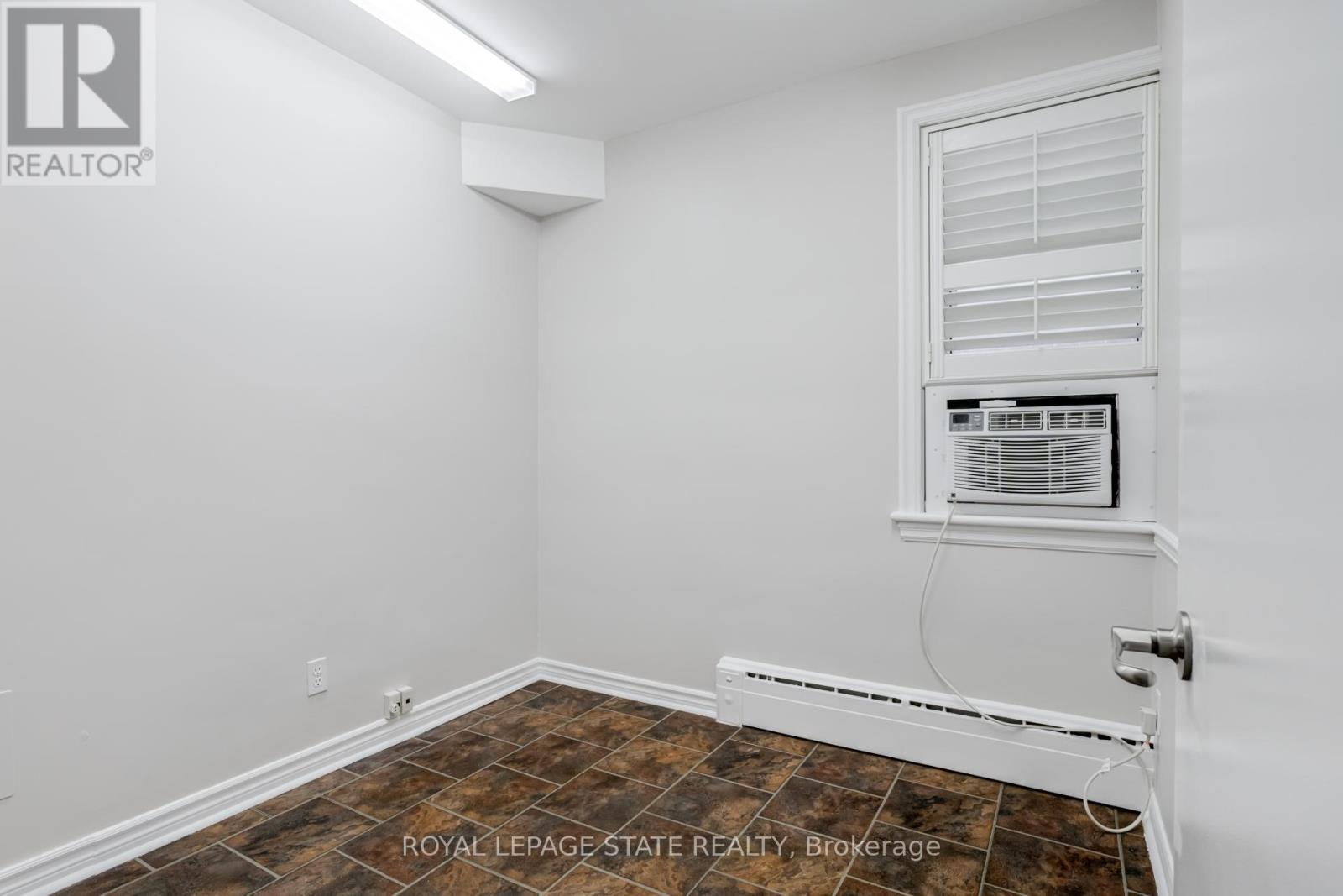 15 Empress Avenue, Hamilton, Ontario  L9A 1M1 - Photo 9 - X12054369