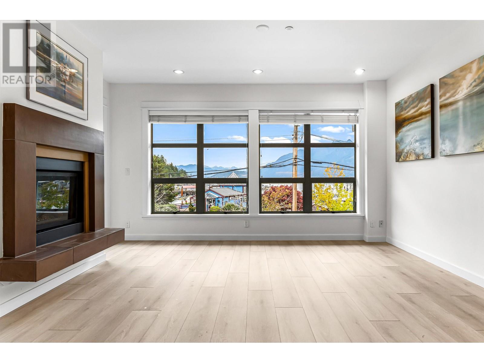 201 6688 ROYAL AVENUE, West Vancouver, British Columbia