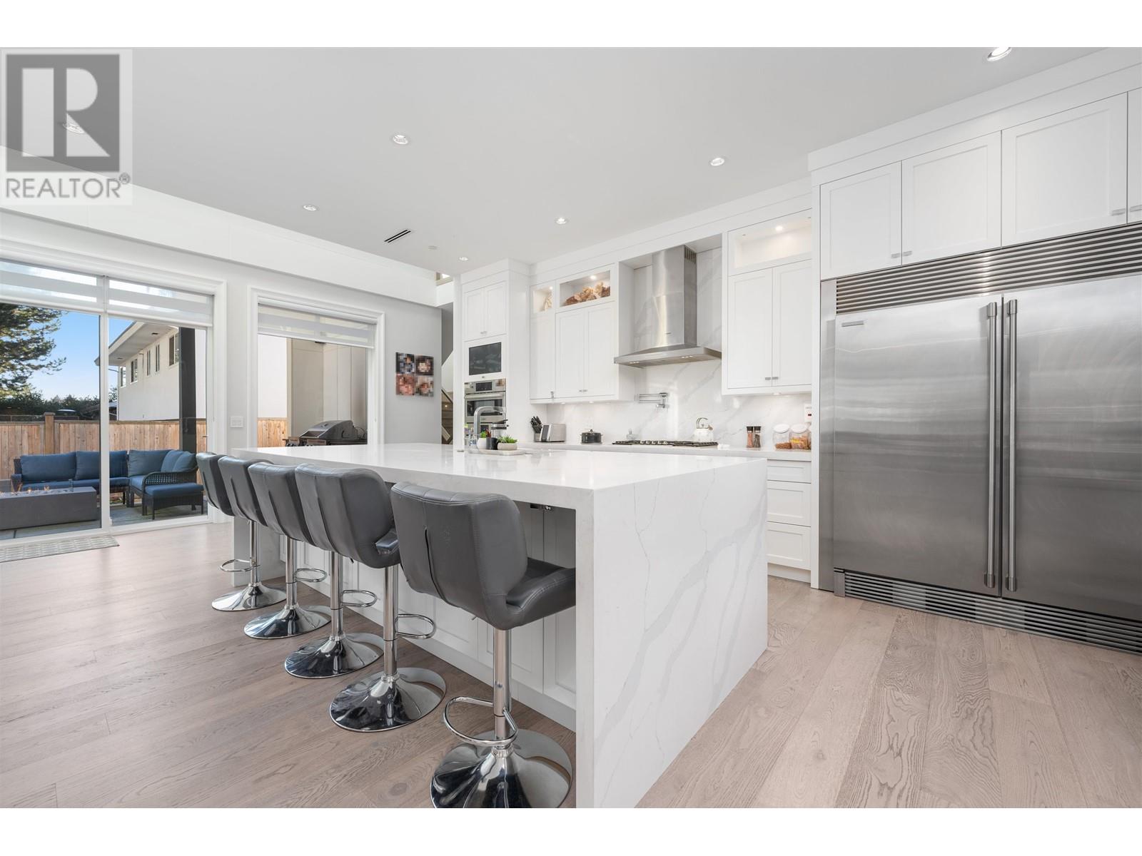 Property at 5483 15B AVENUE image 3