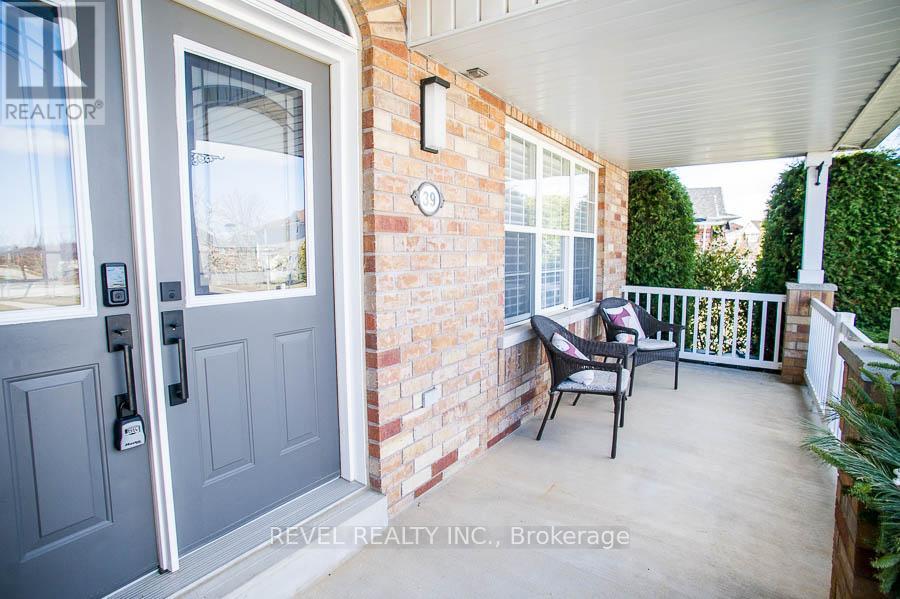 Property at 39 HUNTER WAY image 4