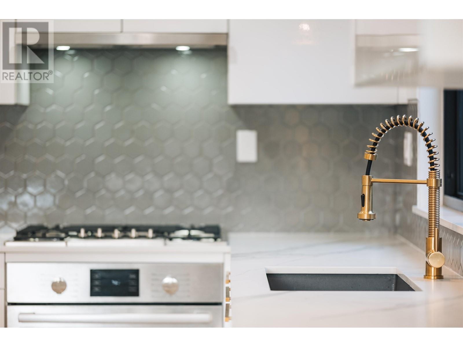 4040 Ruby Avenue, North Vancouver, British Columbia  V7R 4B2 - Photo 10 - R2984511