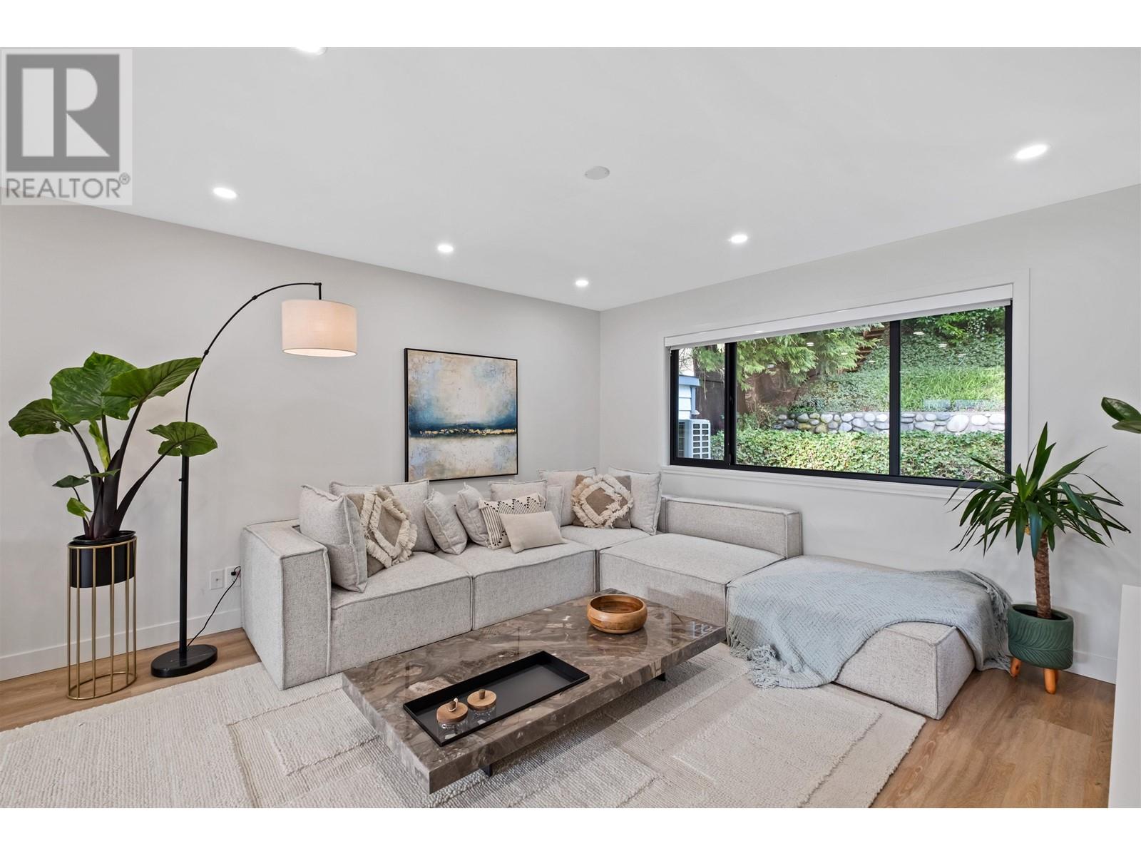 4040 Ruby Avenue, North Vancouver, British Columbia  V7R 4B2 - Photo 3 - R2984511