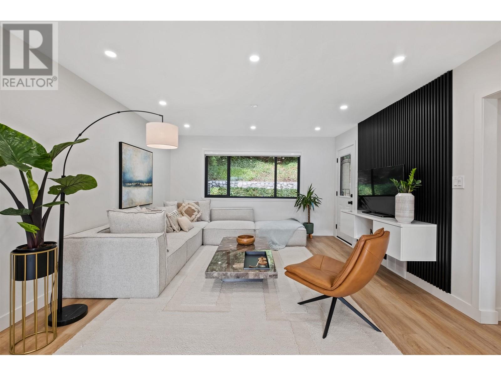 4040 Ruby Avenue, North Vancouver, British Columbia  V7R 4B2 - Photo 4 - R2984511