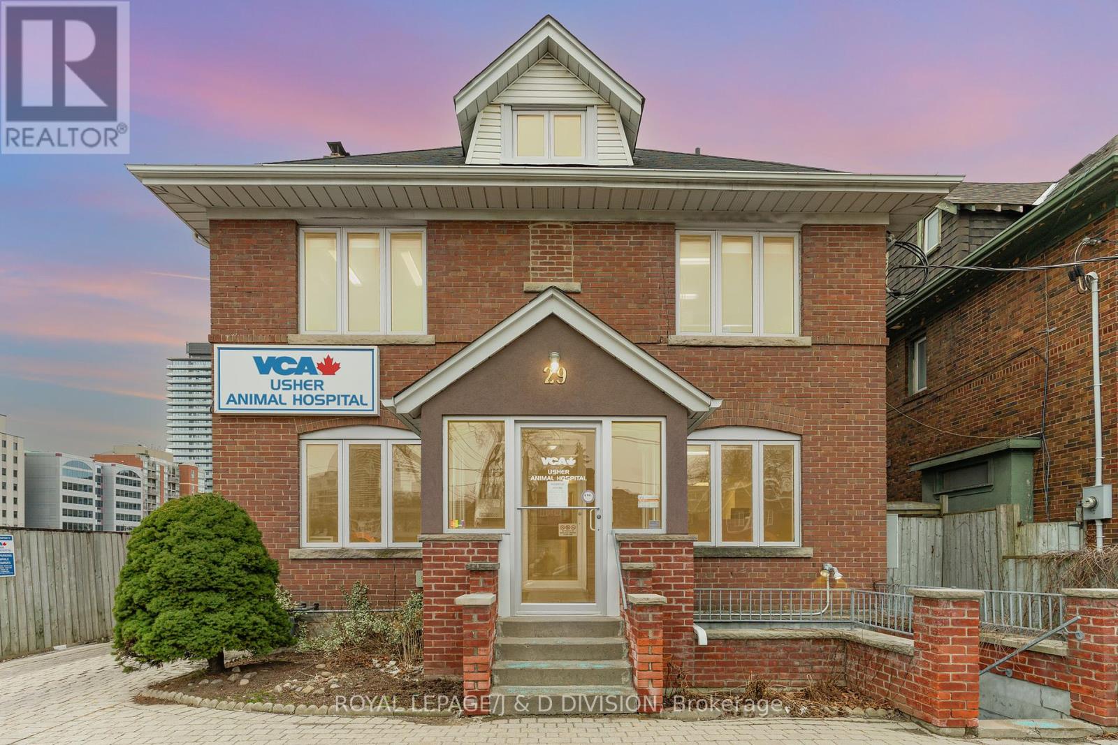 29 CHAPLIN CRESCENT, Toronto, Ontario