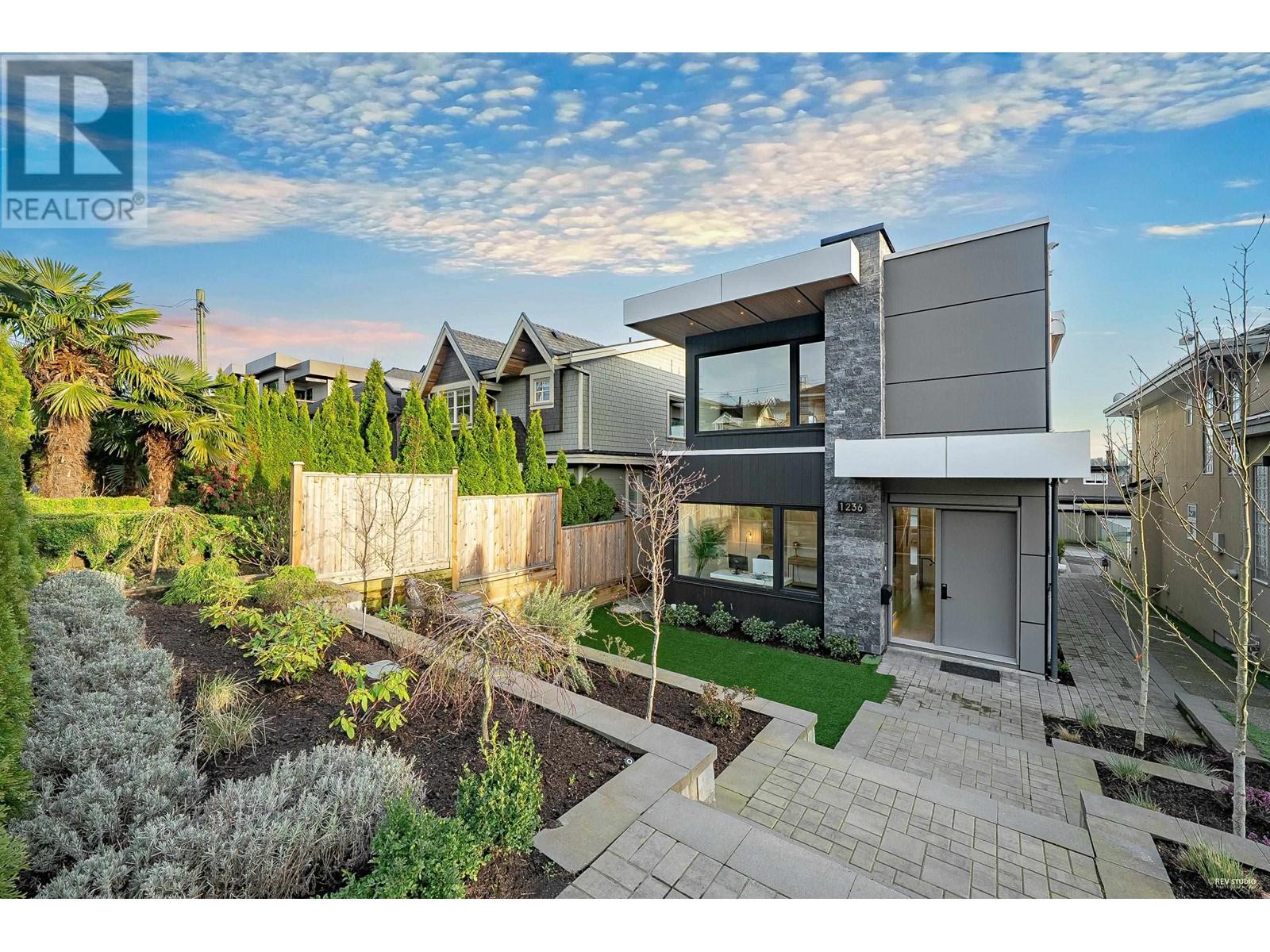 1236 Duchess Avenue, West Vancouver, British Columbia  V7T 1H4 - Photo 2 - R2984566