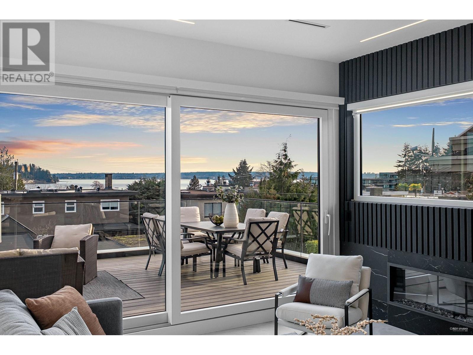 1236 Duchess Avenue, West Vancouver, British Columbia  V7T 1H4 - Photo 3 - R2984566