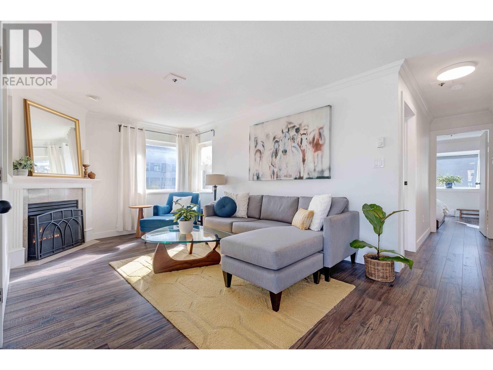Listing Picture 3 of 33 : PH5B 1048 E 7TH AVENUE, Vancouver / 溫哥華 - 魯藝地產 Yvonne Lu Group - MLS Medallion Club Member