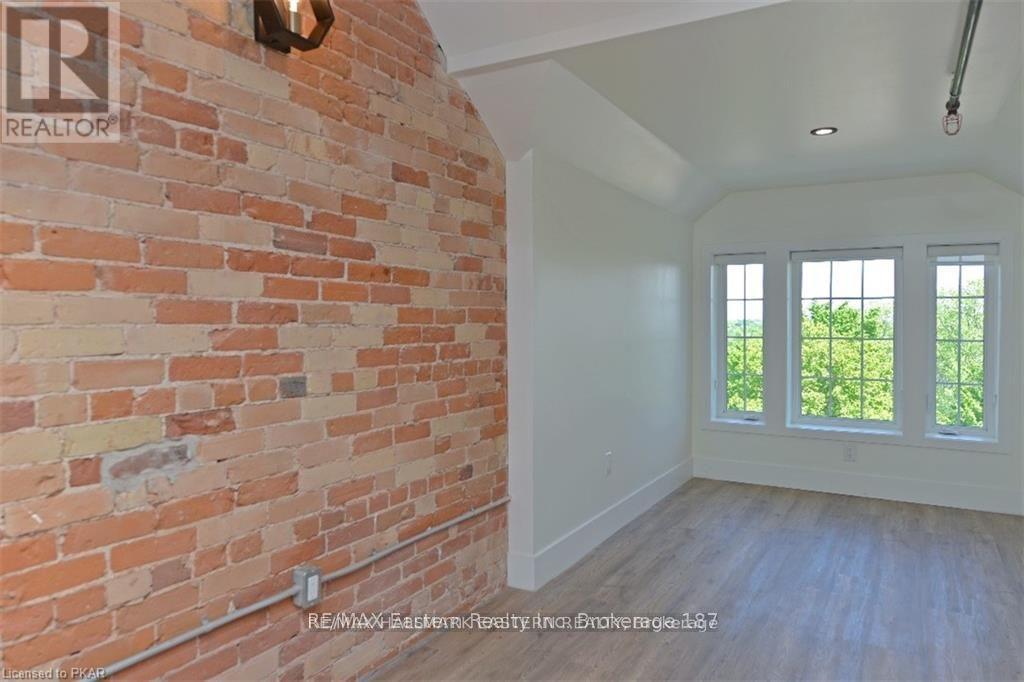 Property at 401 - 1354 YOUNGS POINT ROAD image 3