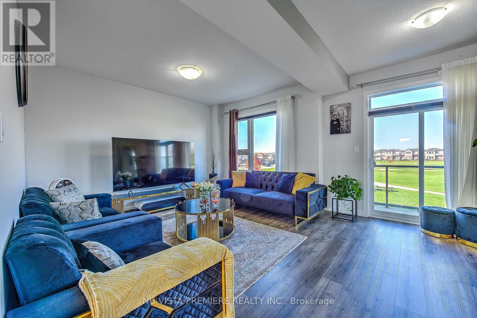 Photo 12 of 38 for 12 - 3380 Singleton Avenue