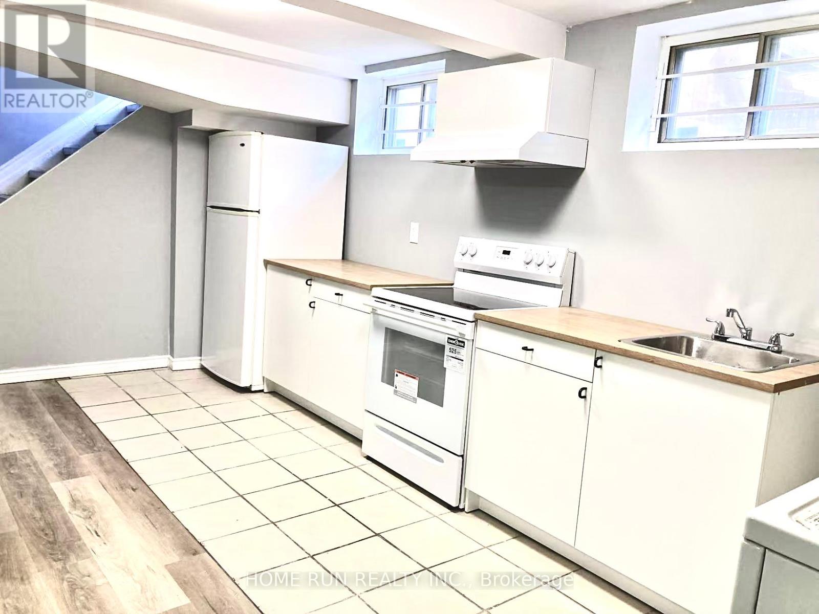 B - 98 Donald Street, Ottawa, Ontario  K1K 1N2 - Photo 4 - X12055057