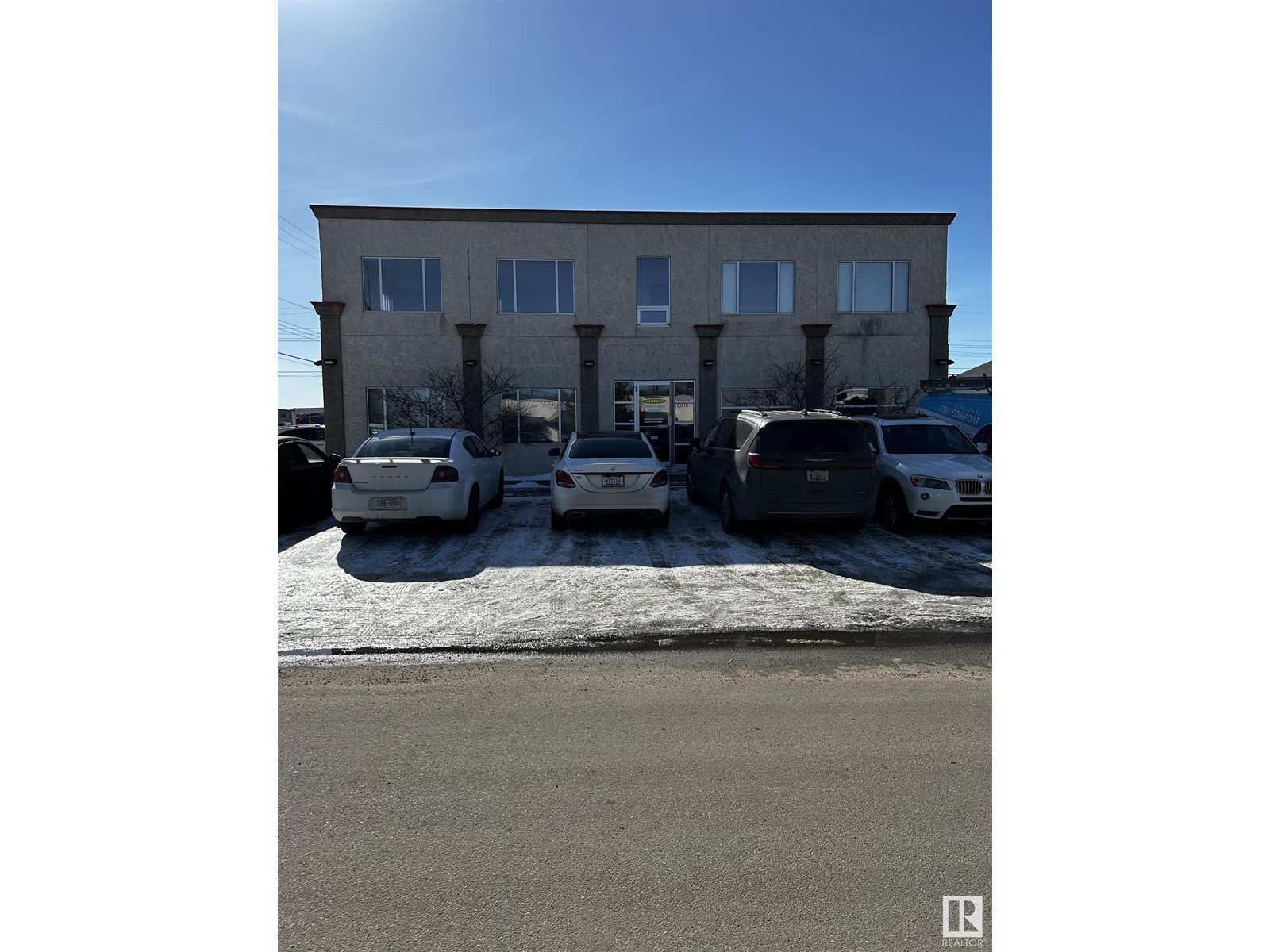 10351 10353 60 Av Nw, Edmonton, Alberta  T6H 1H1 - Photo 2 - E4427417