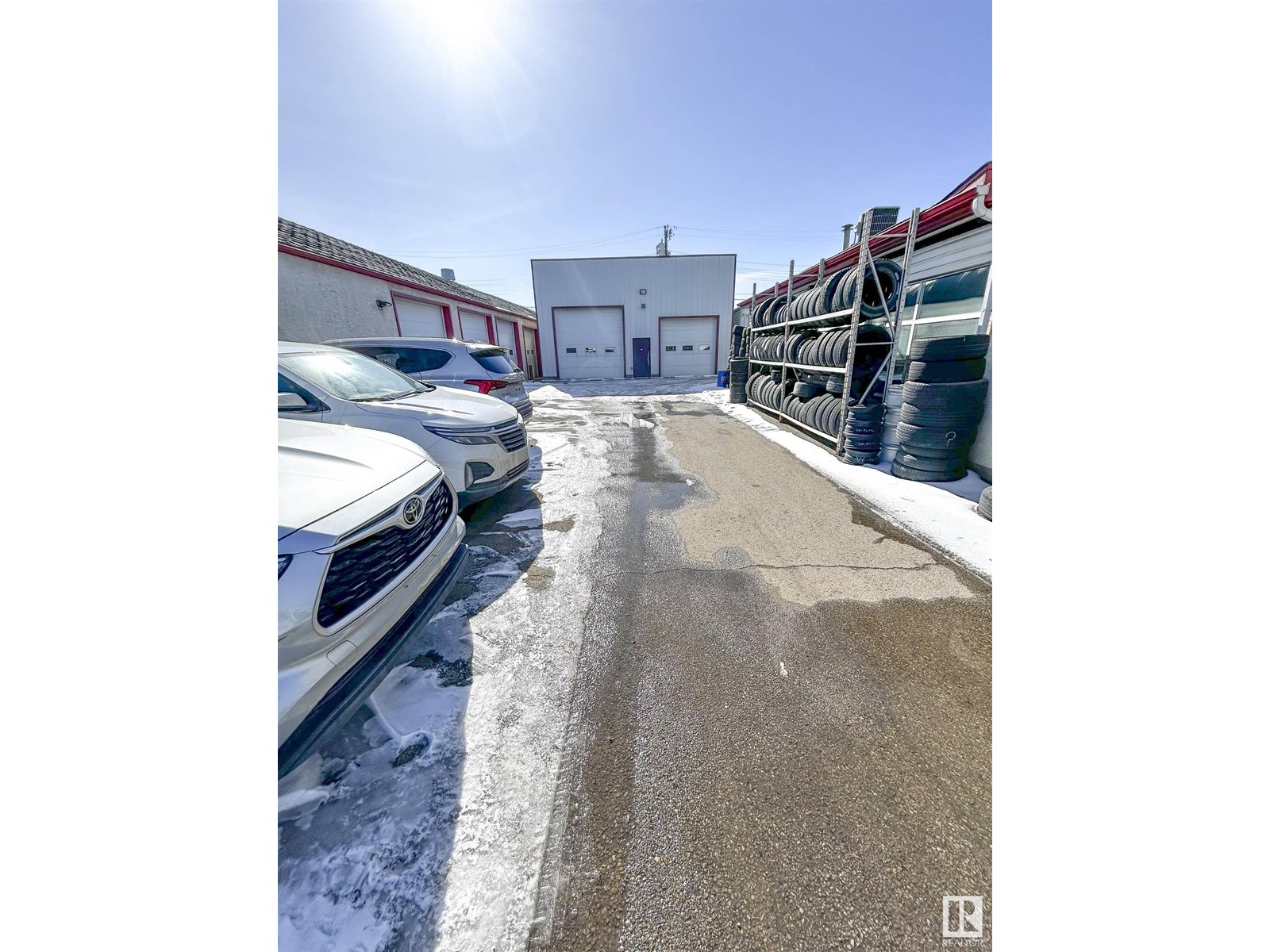 10351 10353 60 Av Nw, Edmonton, Alberta  T6H 1H1 - Photo 3 - E4427417