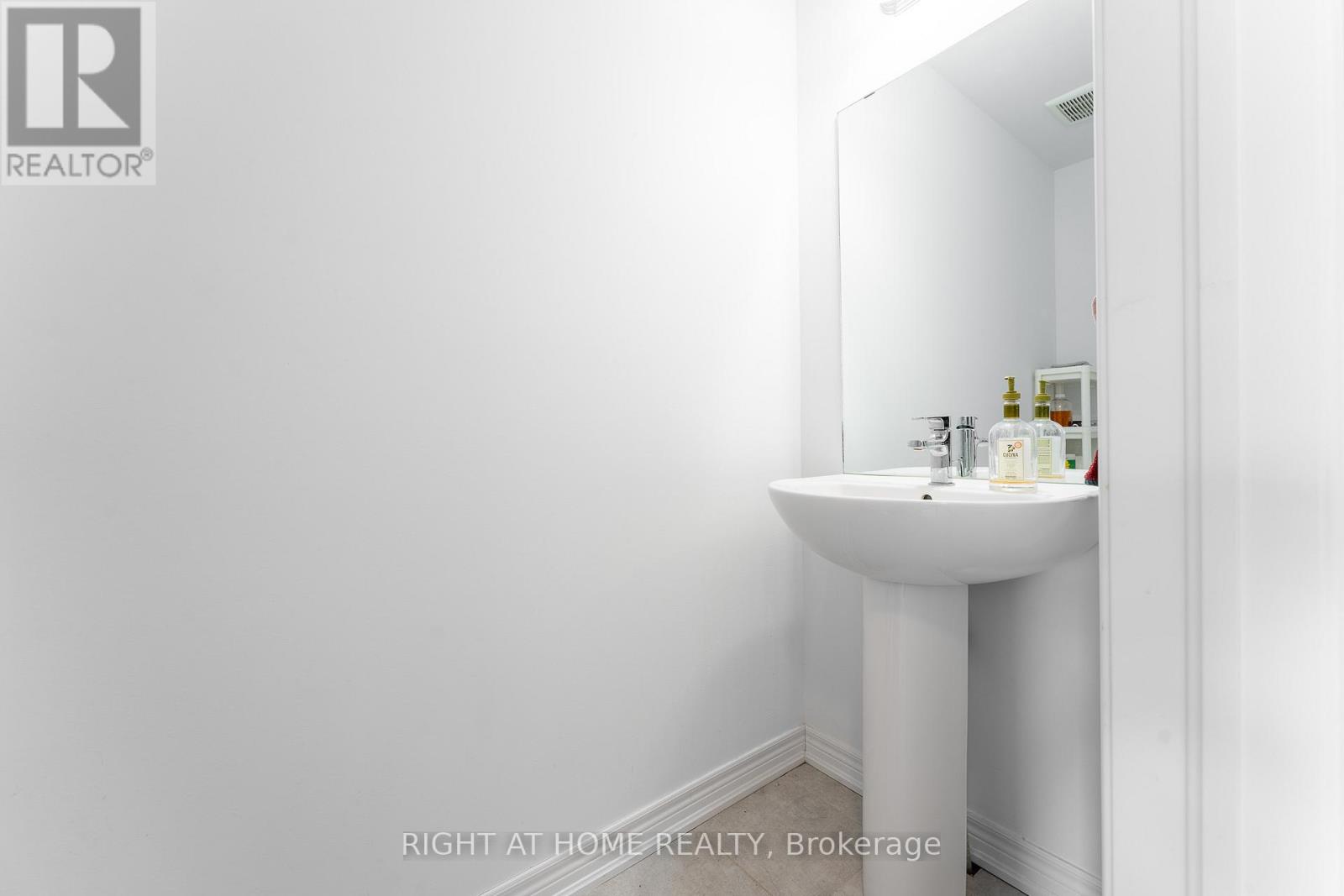 Property at 211 JACKSON STREET E image 5