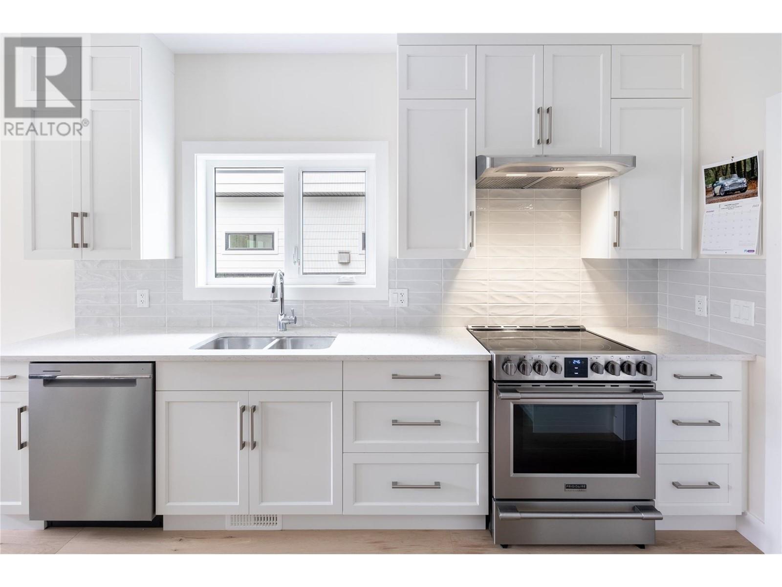Property at 685 Balsam Road image 3