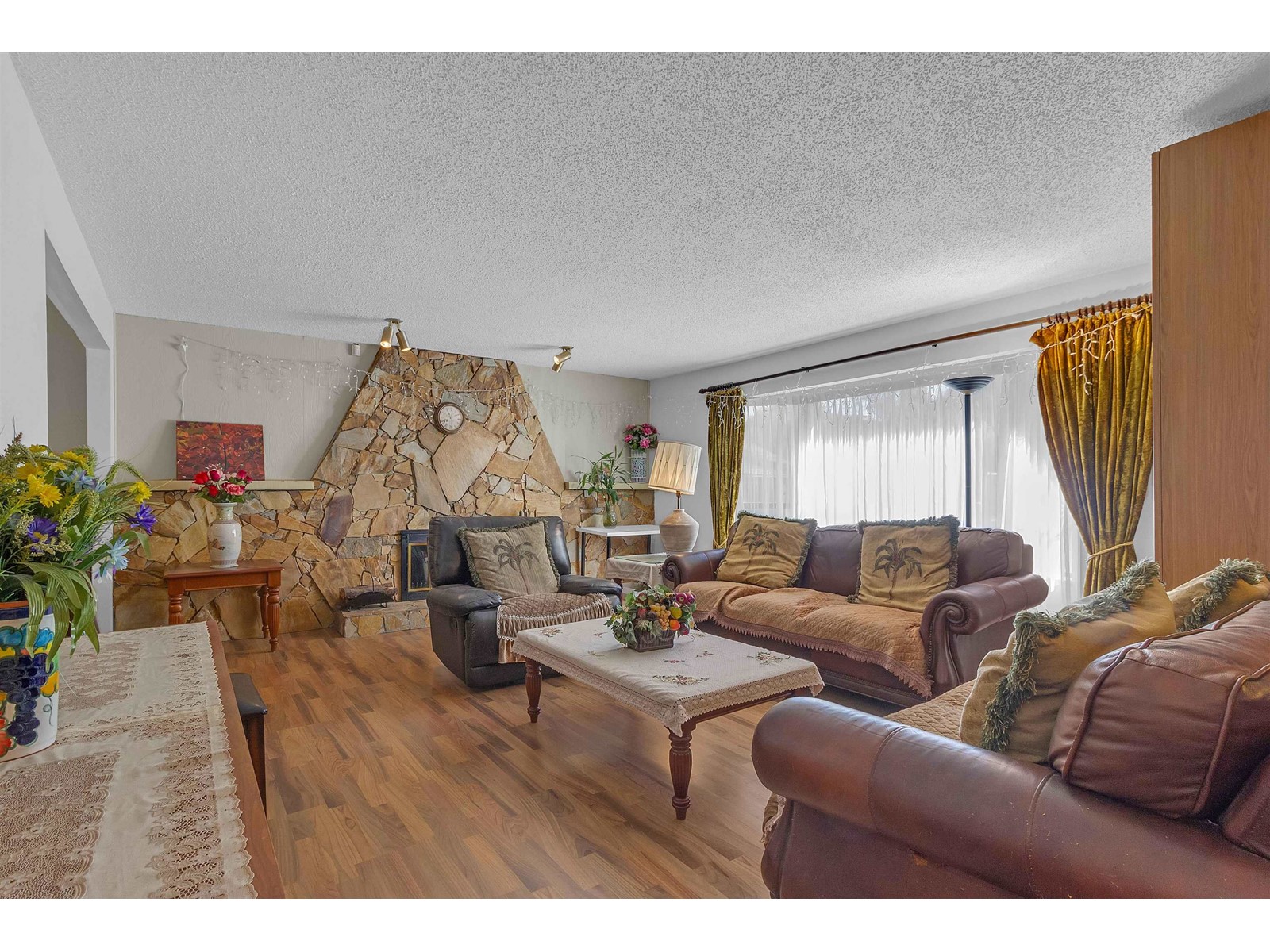 Property at 11331 136 STREET image 2