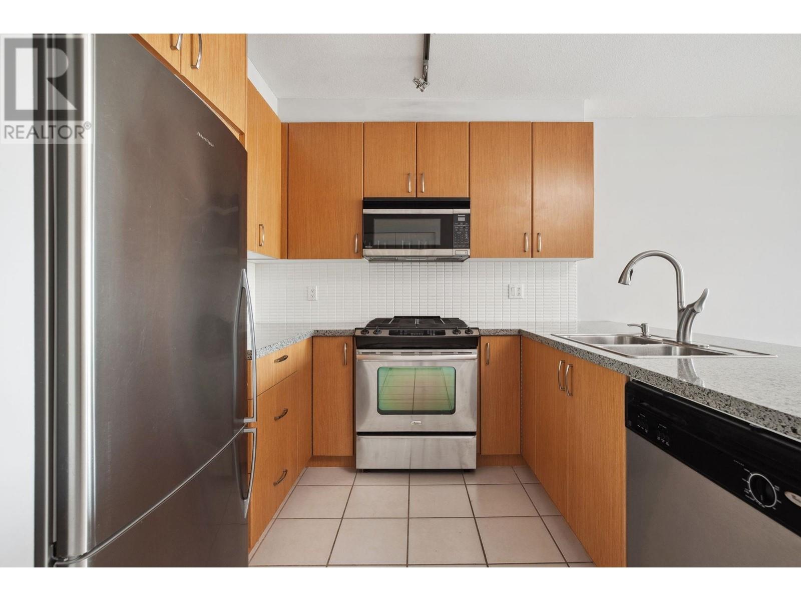 Listing Picture 7 of 33 : 202 9222 UNIVERSITY CRESCENT, Burnaby / 本拿比 - 魯藝地產 Yvonne Lu Group - MLS Medallion Club Member