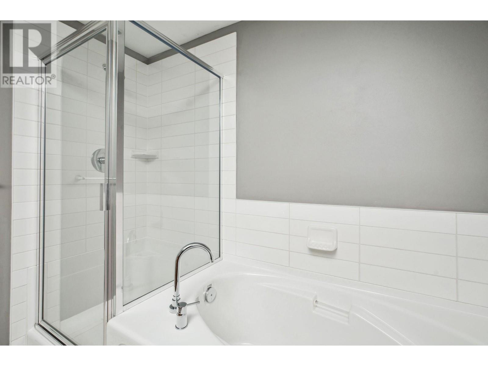 Listing Picture 23 of 33 : 202 9222 UNIVERSITY CRESCENT, Burnaby / 本拿比 - 魯藝地產 Yvonne Lu Group - MLS Medallion Club Member